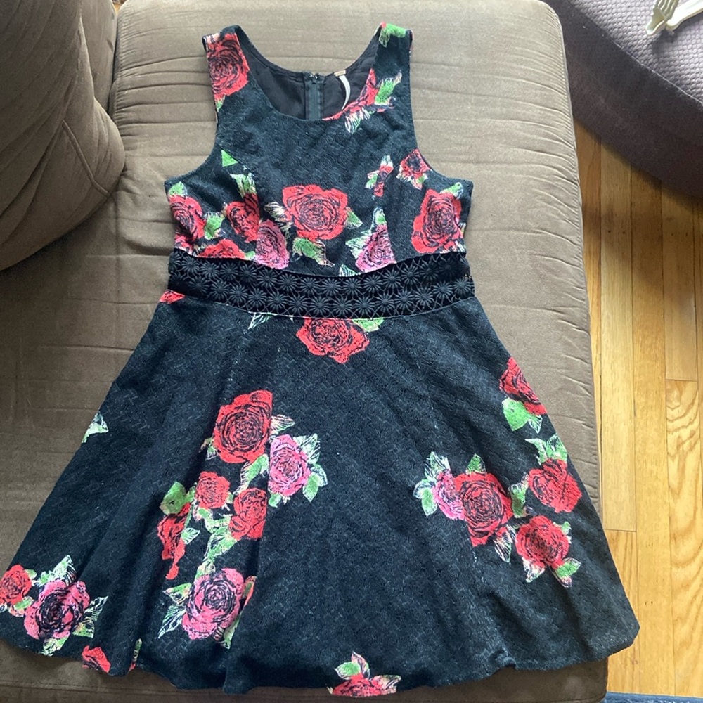 Free people black red rose cut out floral mid section dress 🤩🥰